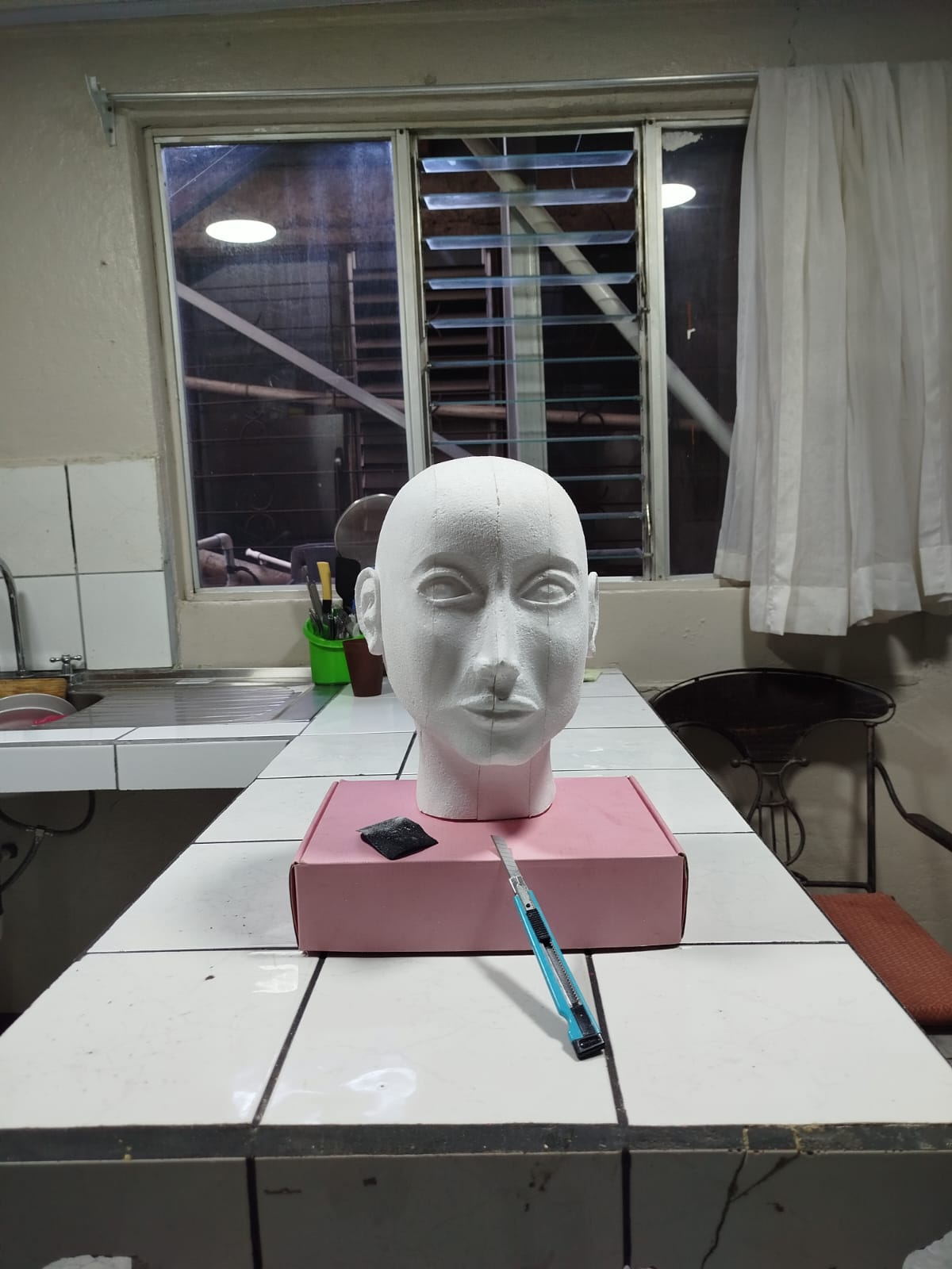 Cabeza de maniquí de poliestireno blanco con cuchilla de corte