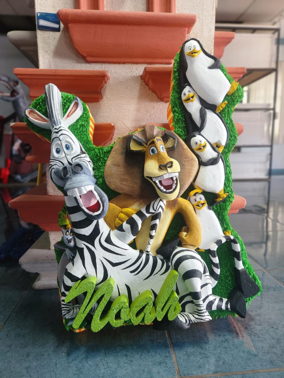 Figuras decorativas de Madagascar con nombre Noah en relieve