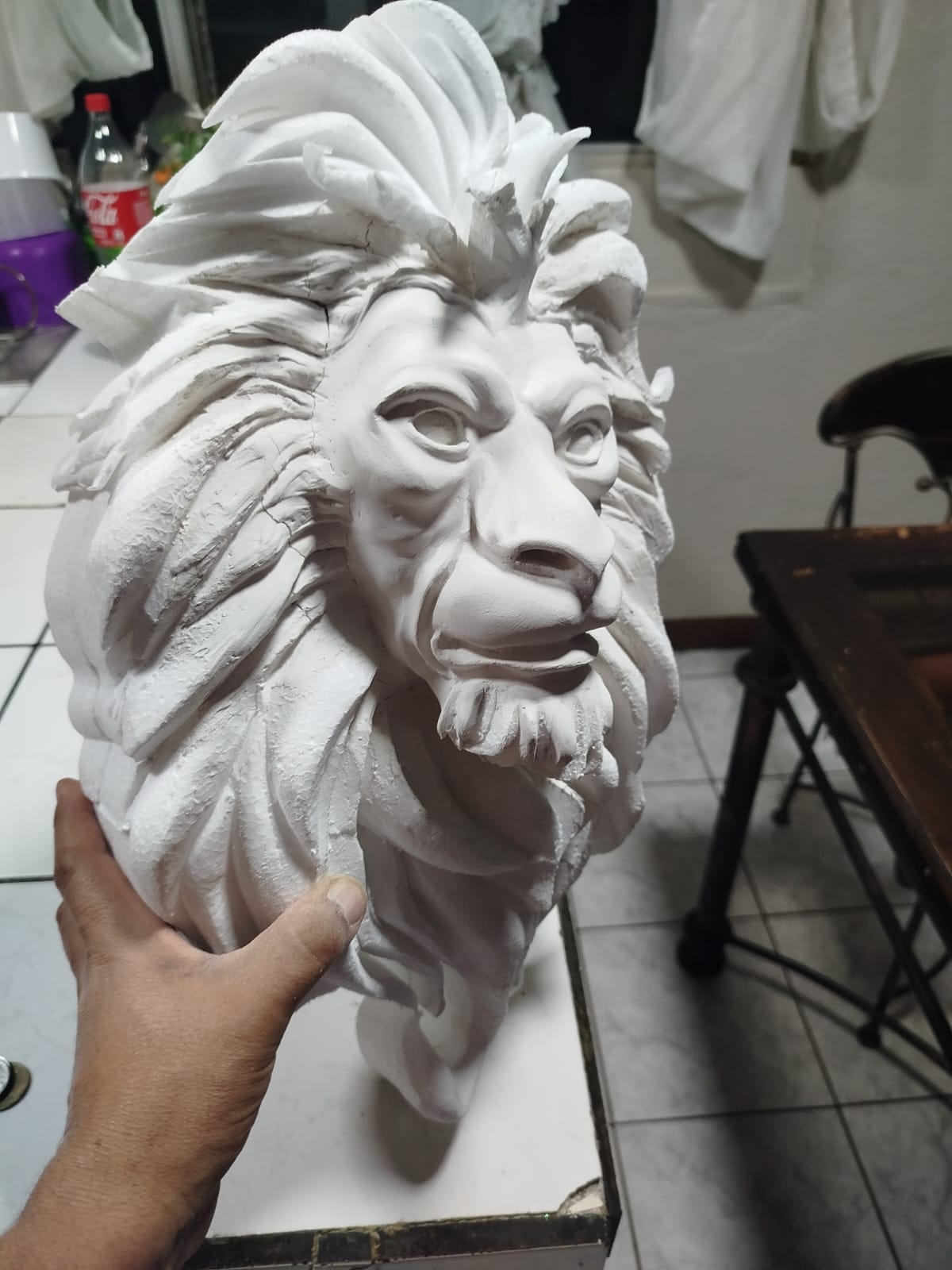 Escultura detallada de cabeza de león en material blanco