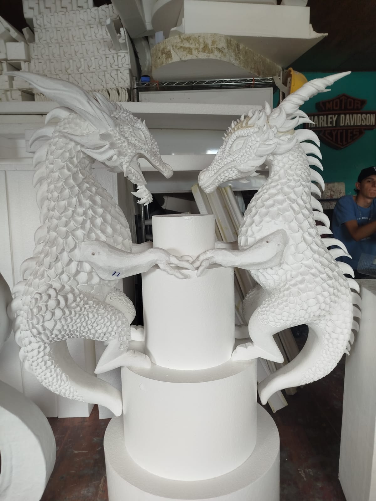 Dos esculturas detalladas de dragones en poliestireno blanco