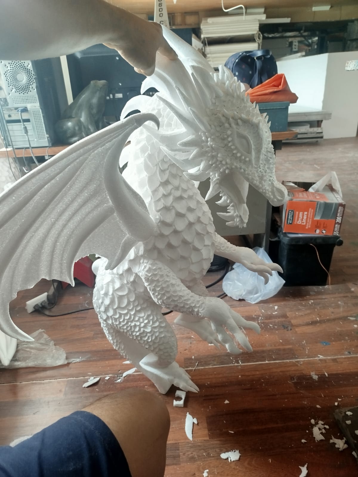 Dragón esculpido en espuma blanca de poliestireno