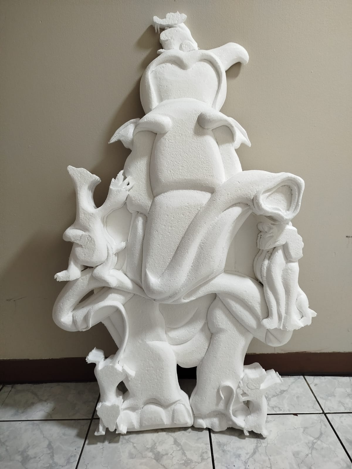 Figura decorativa con formas complejas y relieves en poliestireno